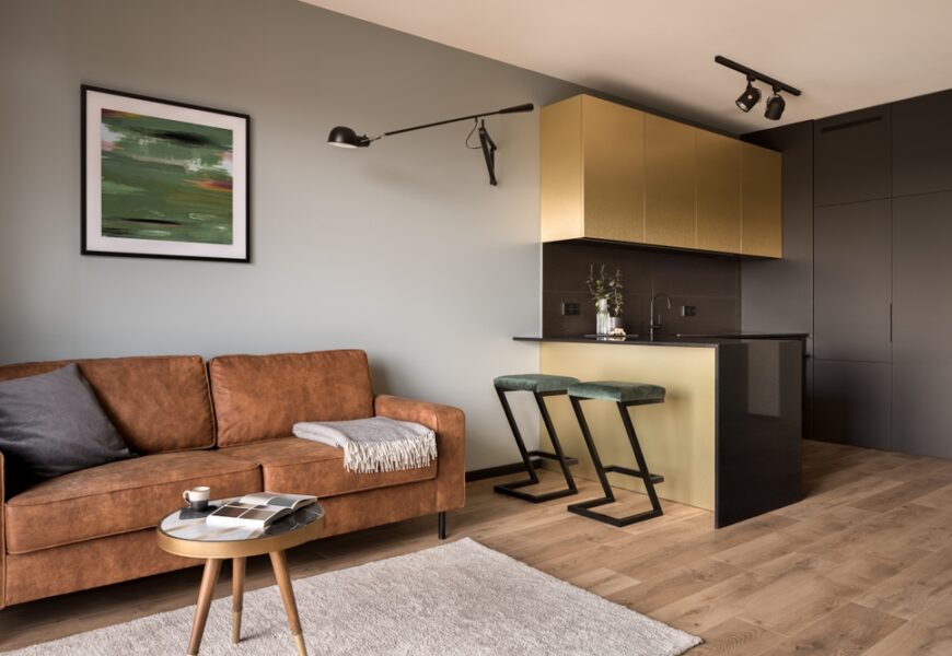 Malá kuchyň s obývákem pro rodinu? Pomohou oddělené zóny, světlé barvy i správné osvětlení Malá kuchyň s obývákem pro rodinu? Pomohou oddělené zóny, světlé barvy i správné osvětlení